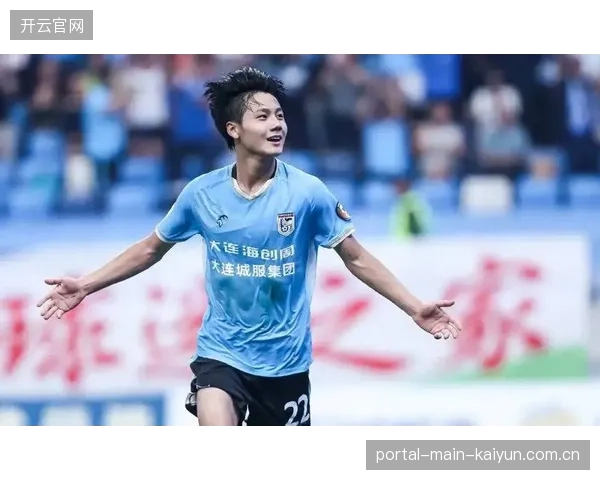 大连英博作为升班马表现出色，主教练李国旭将21岁小将毛伟杰改造为左后卫激活全队。